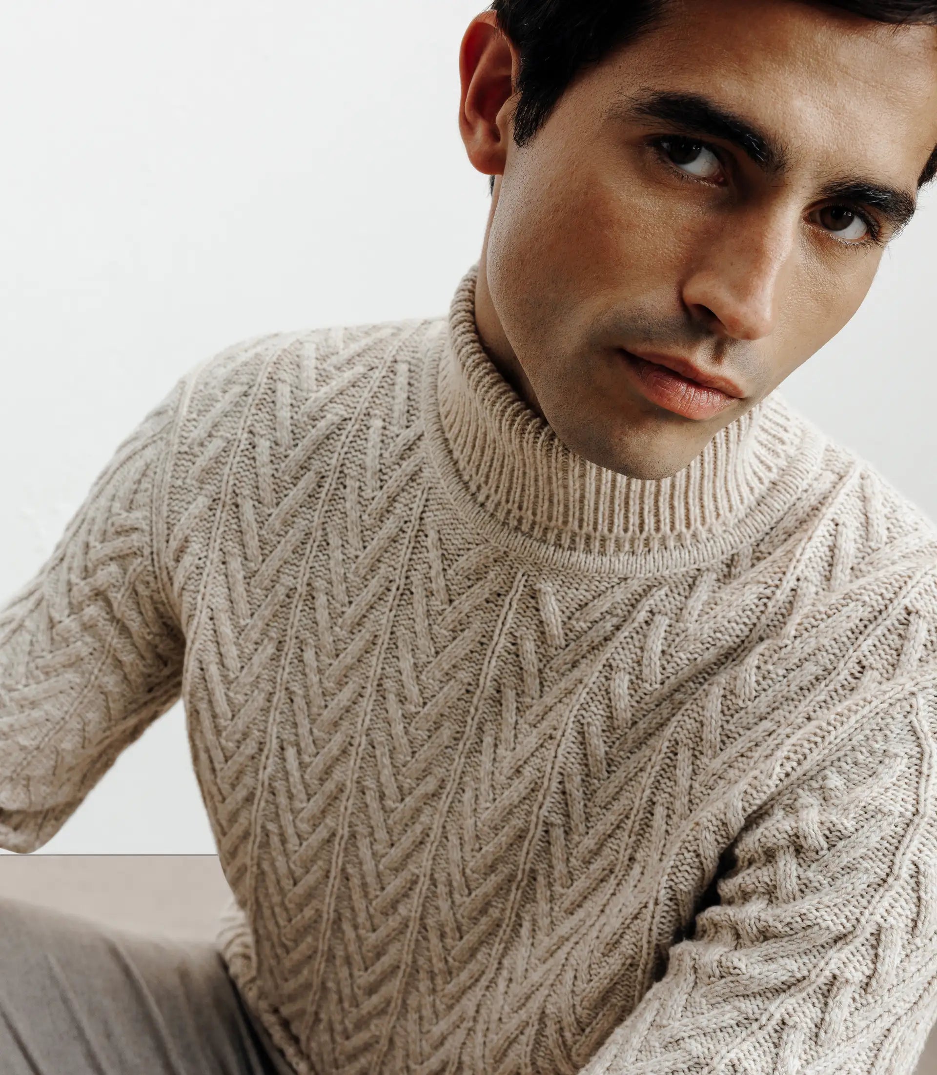 Pull col roulé torsadé beige – IZAC