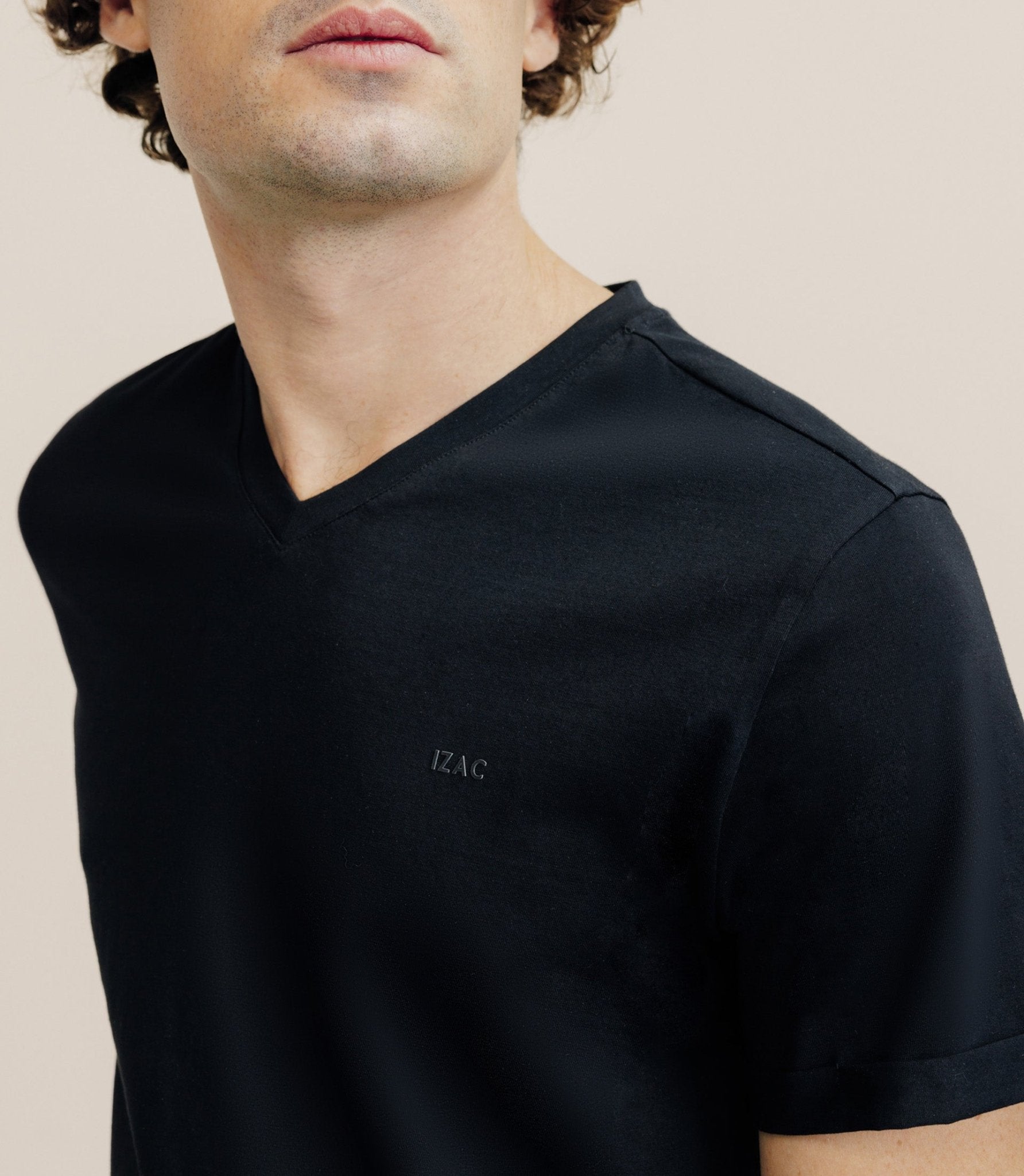 T-shirt col V noir - IZAC