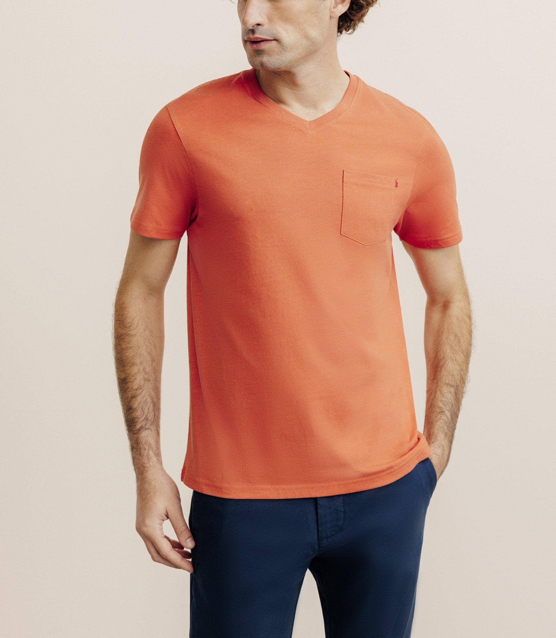T-shirt col V avec poche orange - IZAC