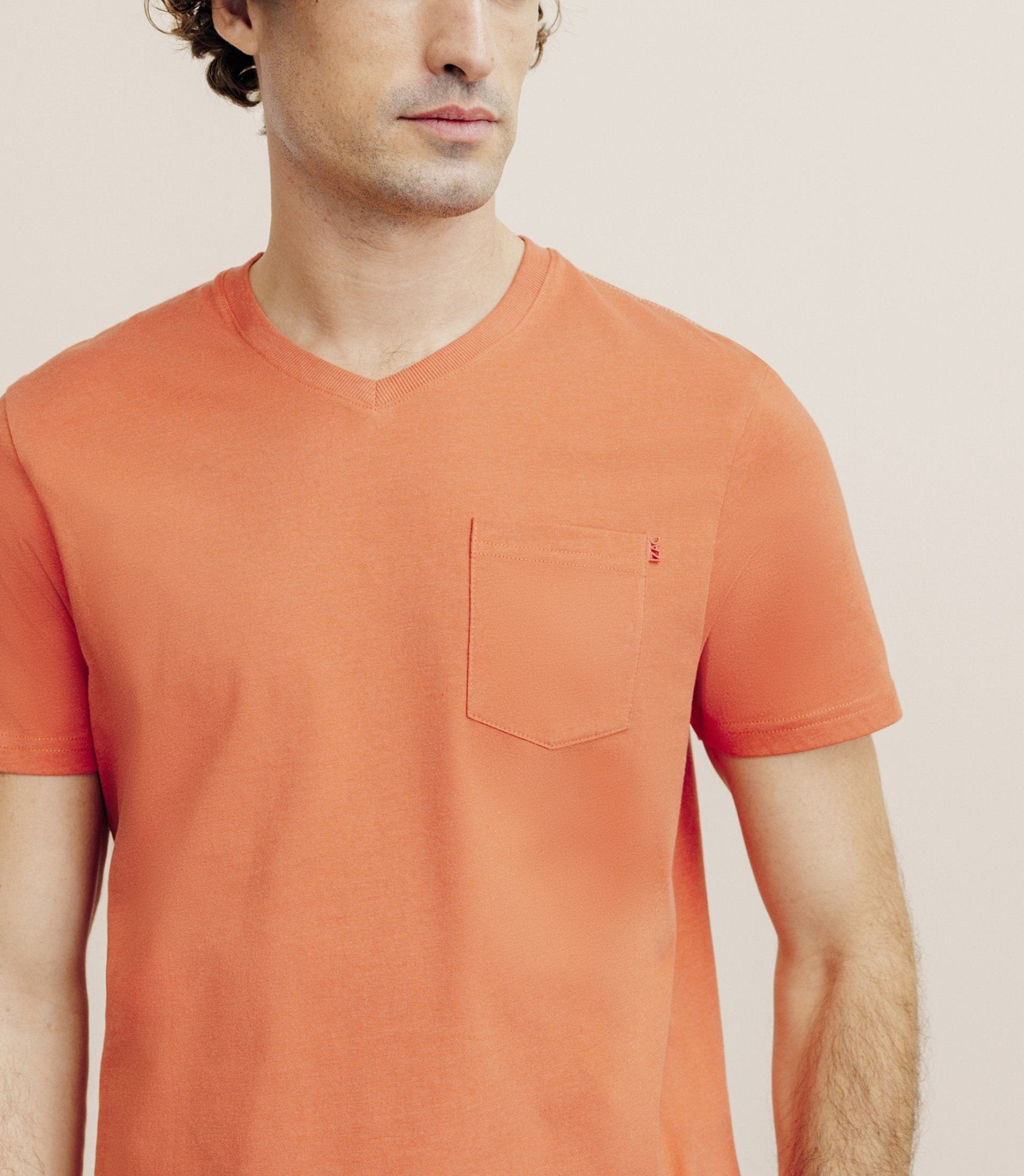 T-shirt col V avec poche orange - IZAC
