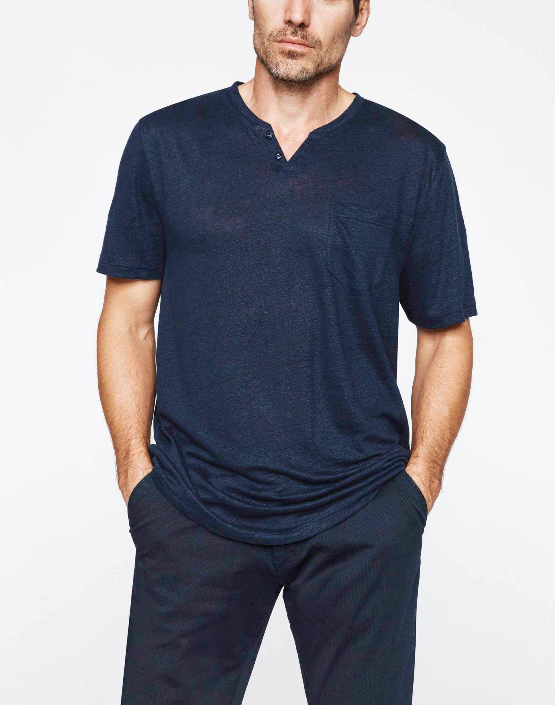 Navy linen t-shirt with tunisian collar